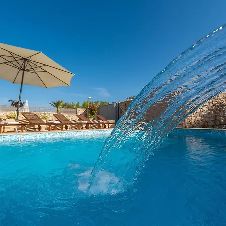 Edena With Heated Pool *