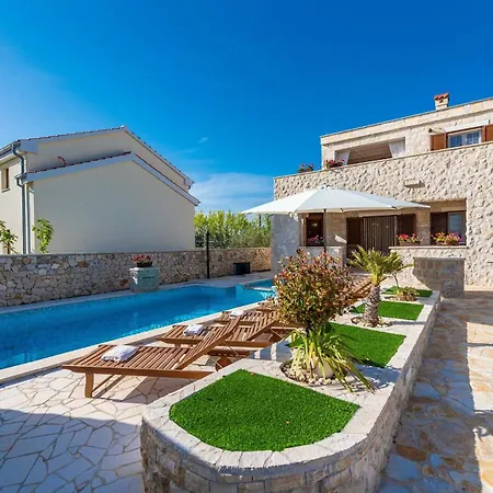 Villa Edena With Heated Pool