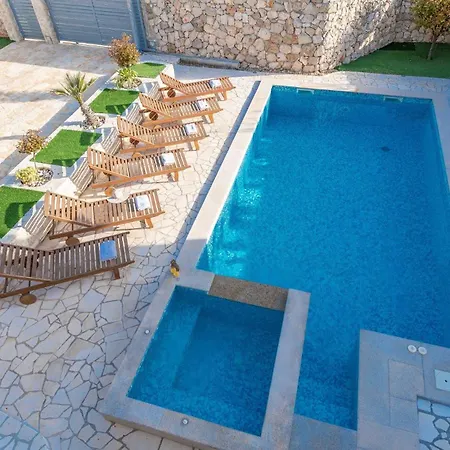 Edena With Heated Pool Vila *