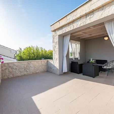 Edena With Heated Pool Vila Privlaka (Zadar)