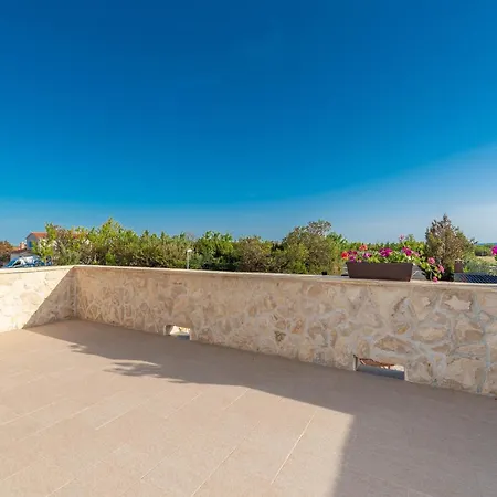 Edena With Heated Pool Vila Privlaka (Zadar)