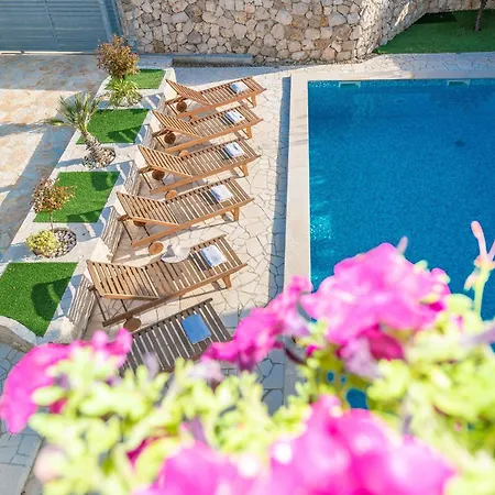 Villa Edena With Heated Pool