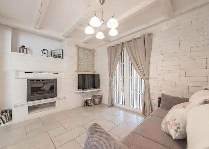 Edena With Heated Pool *